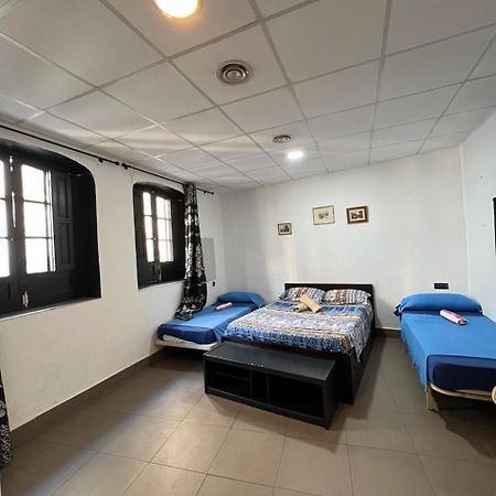 Hostal Milan Alicante Exterior photo A room at the hostel