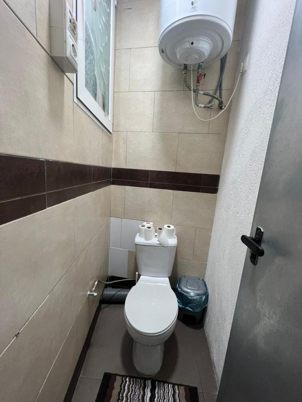 Hostal Milan Alicante Exterior photo A toilet in a hotel