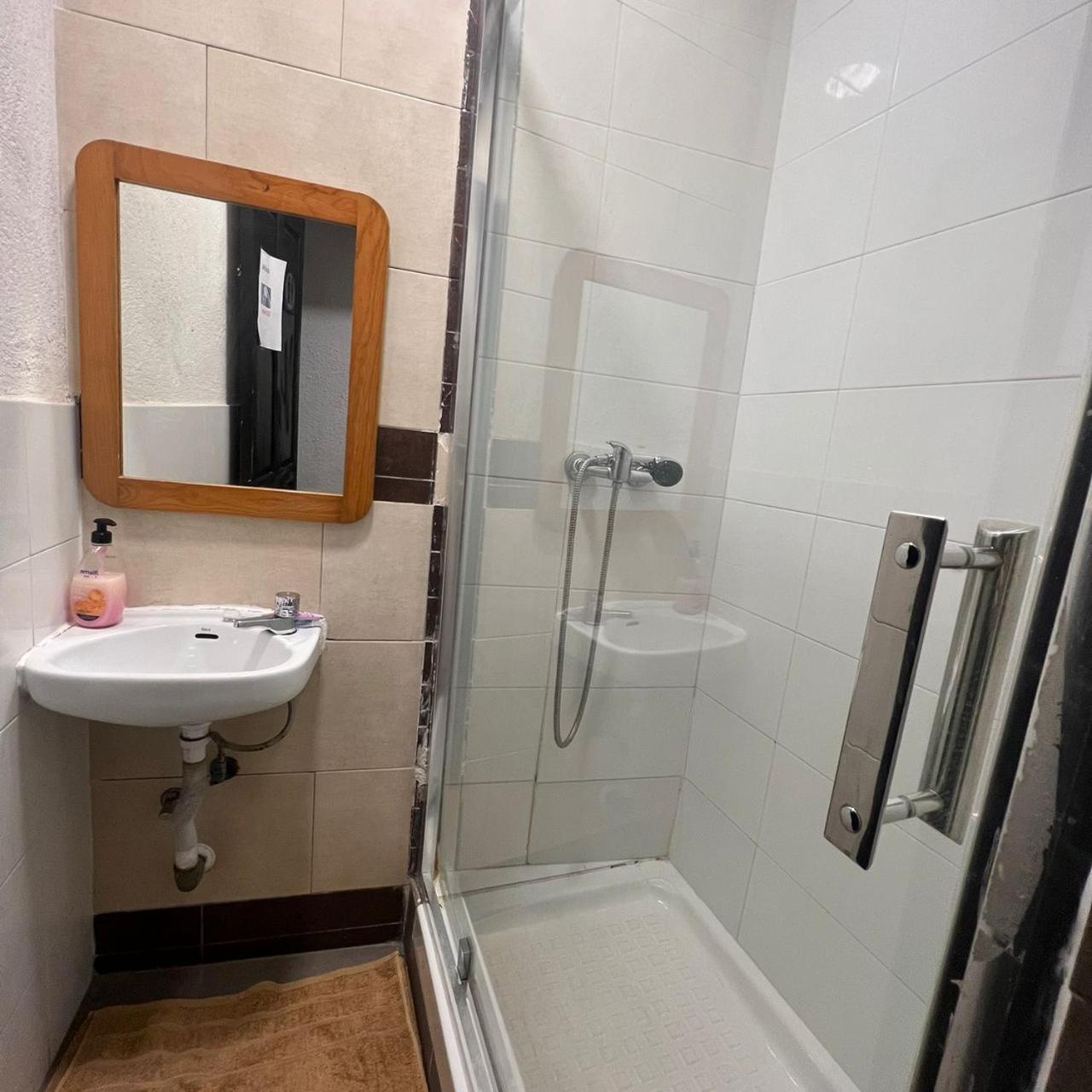 Hostal Milan Alicante Exterior photo A shower cubicle