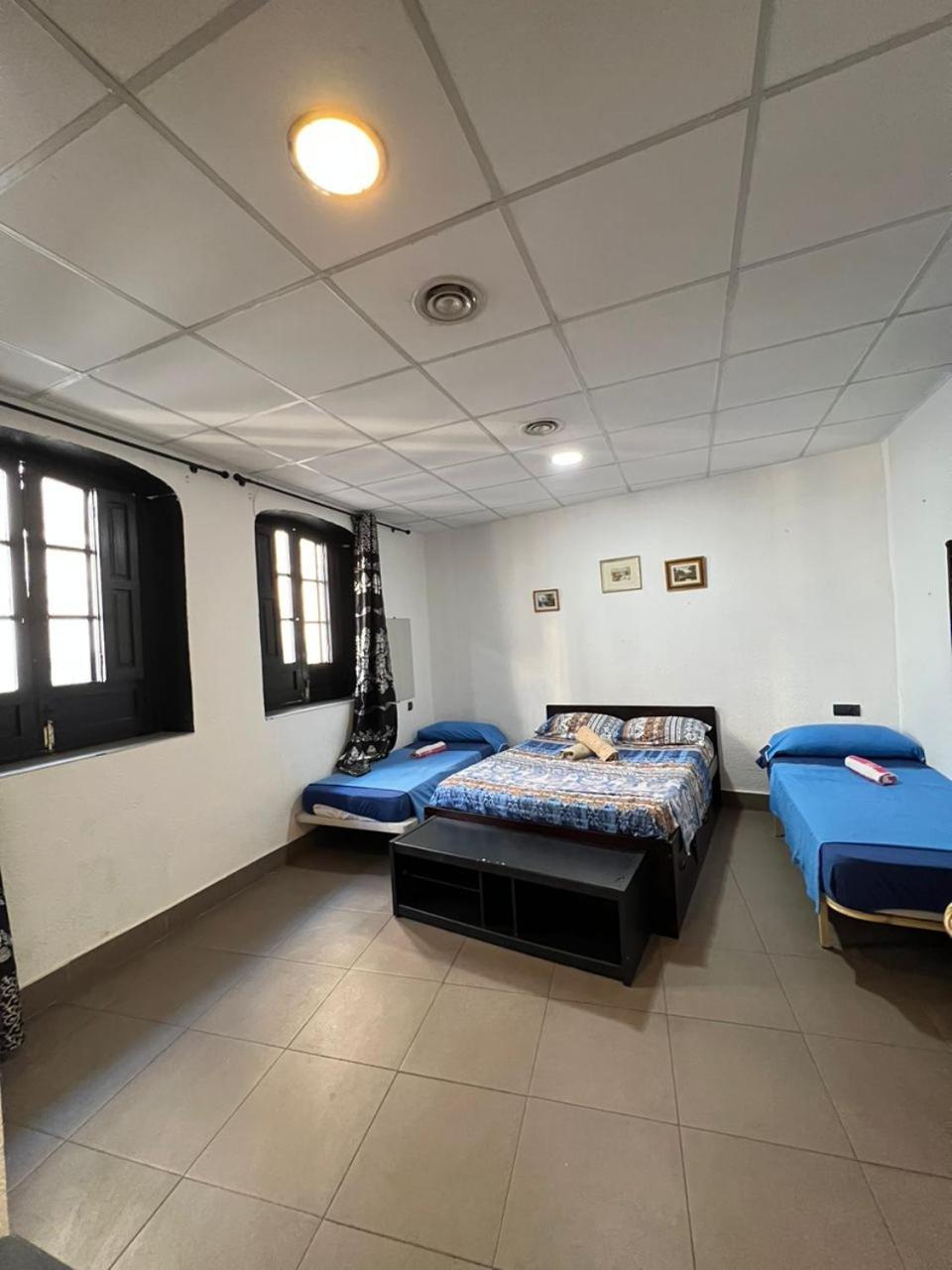 Hostal Milan Alicante Exterior photo A room at the hostel