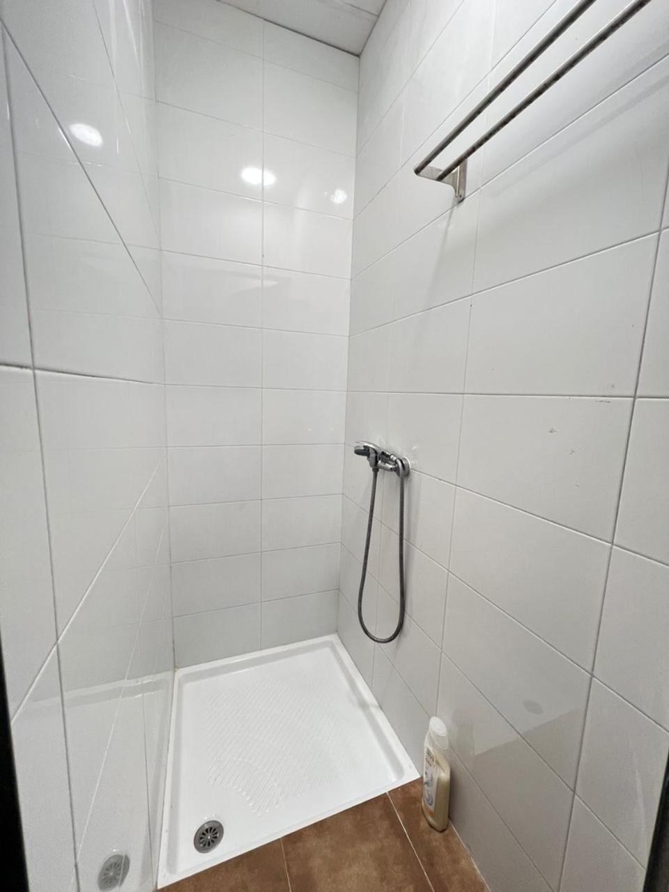 Hostal Milan Alicante Exterior photo A shower
