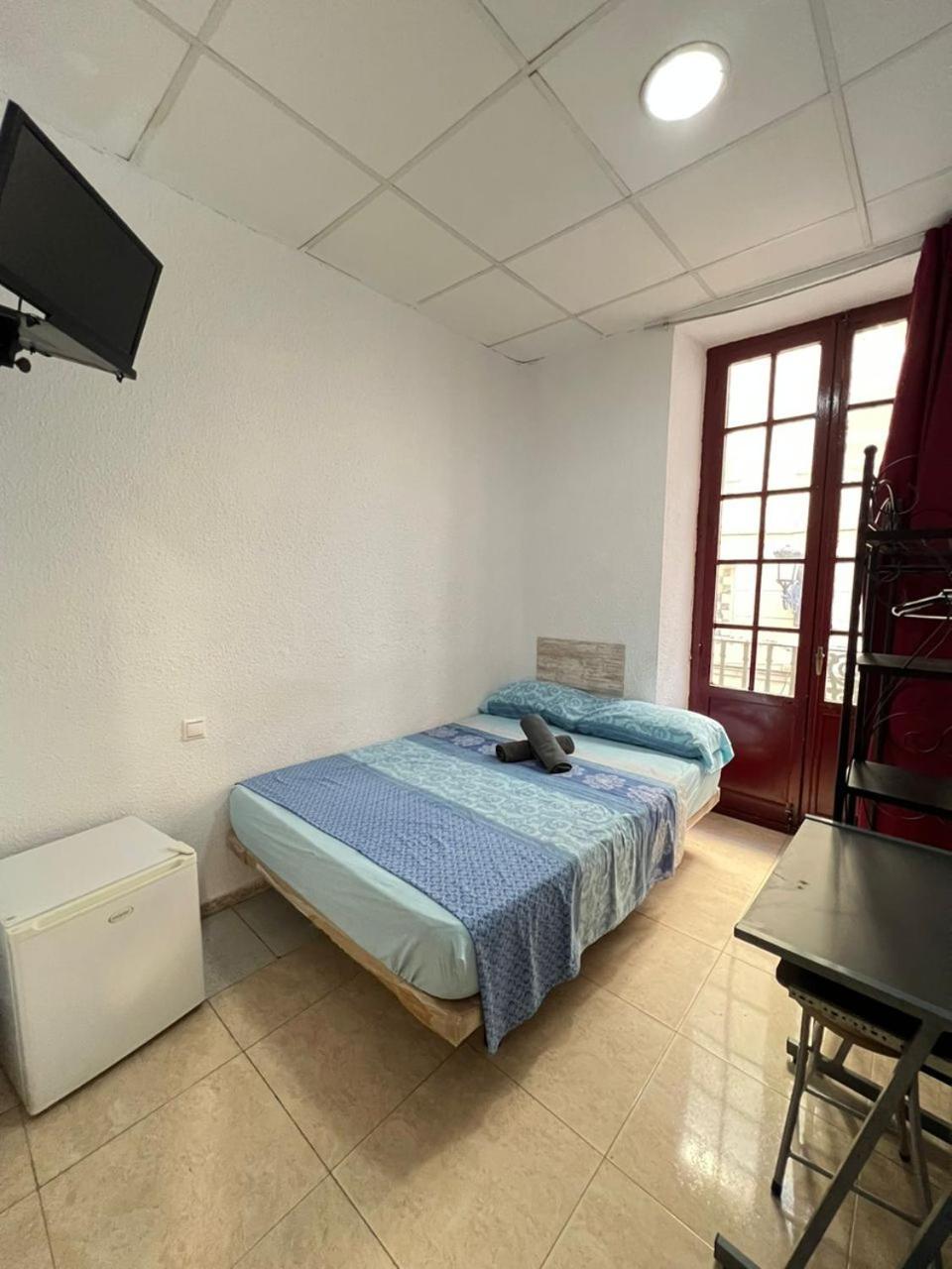 Hostal Milan Alicante Exterior photo A room at the hostel