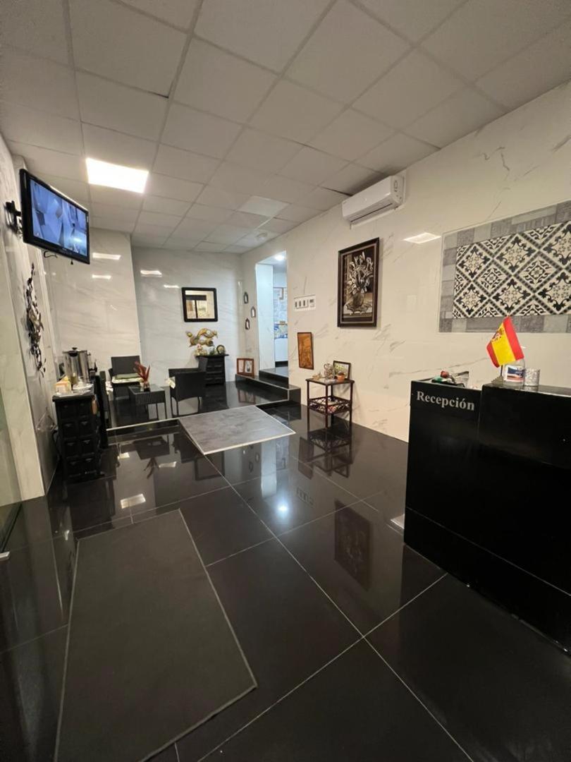 Hostal Milan Alicante Exterior photo Reception