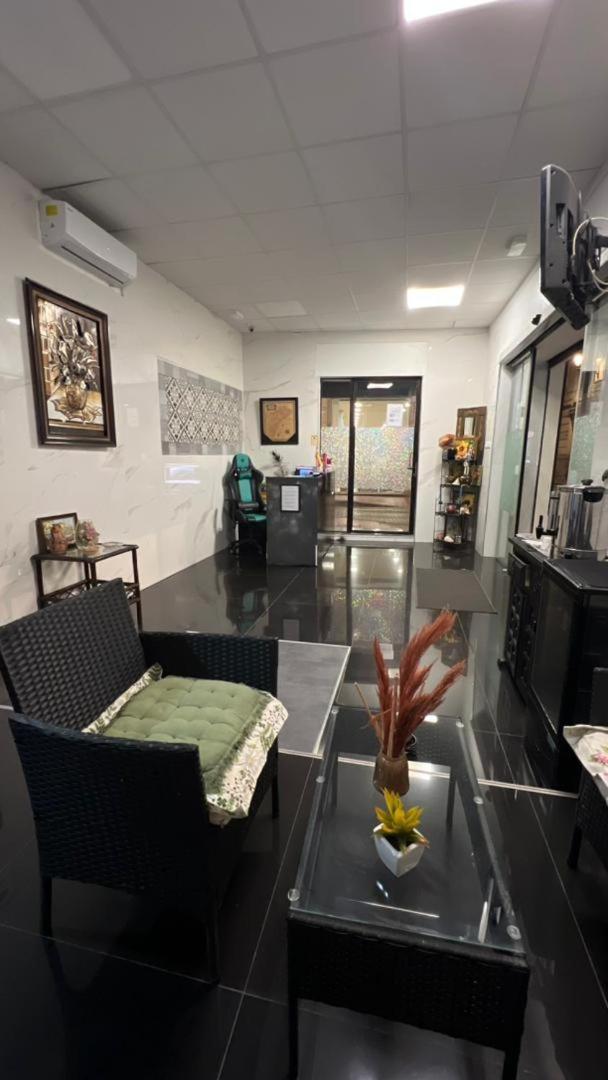 Hostal Milan Alicante Exterior photo A dental practice in India