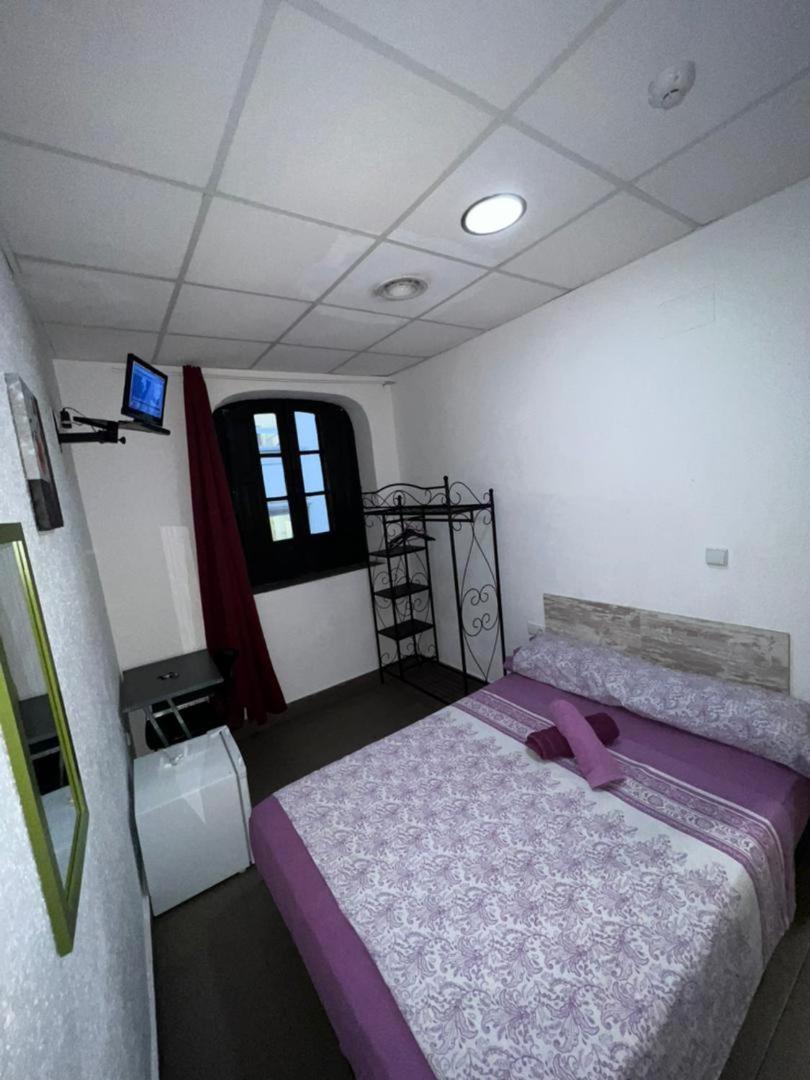 Hostal Milan Alicante Exterior photo A room at the hotel