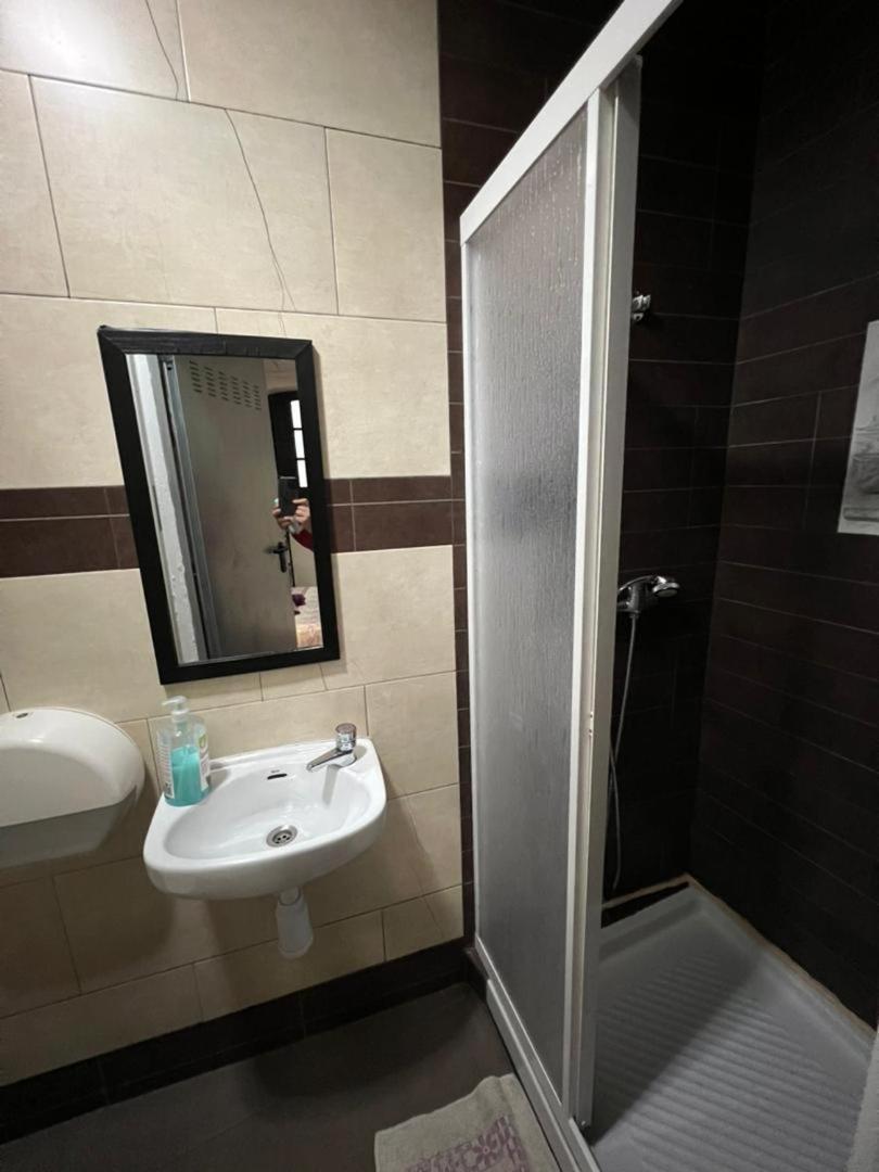 Hostal Milan Alicante Exterior photo Bathroom in a hotel