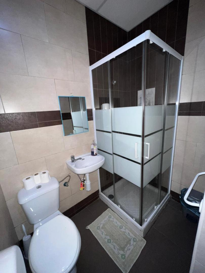 Hostal Milan Alicante Exterior photo A shower cubicle