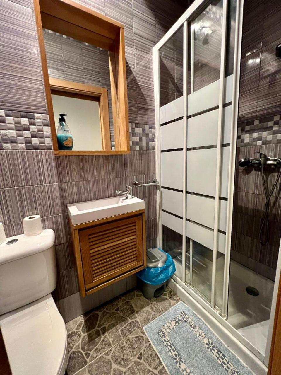 Hostal Milan Alicante Exterior photo Bathroom with shower enclosure
