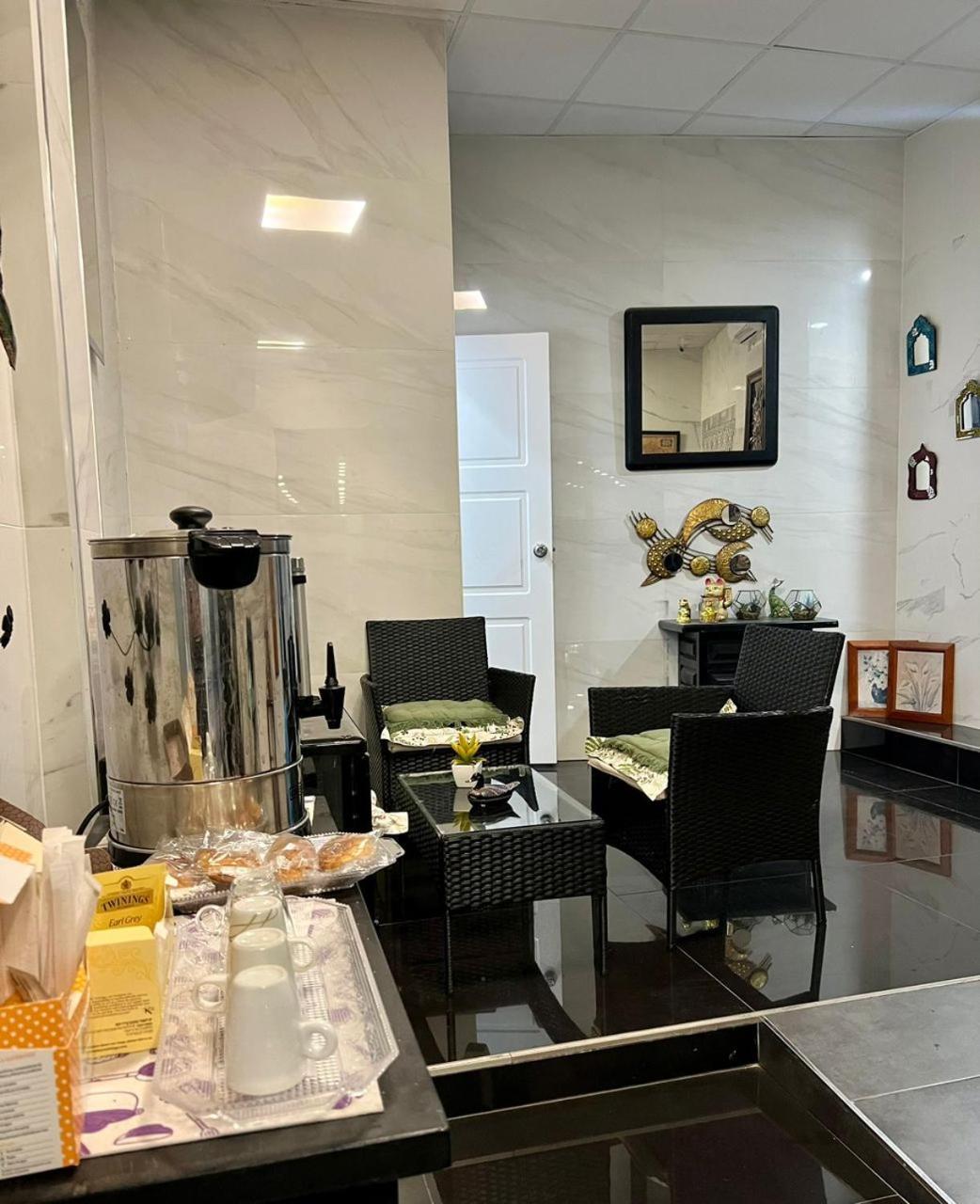 Hostal Milan Alicante Exterior photo A coffee break