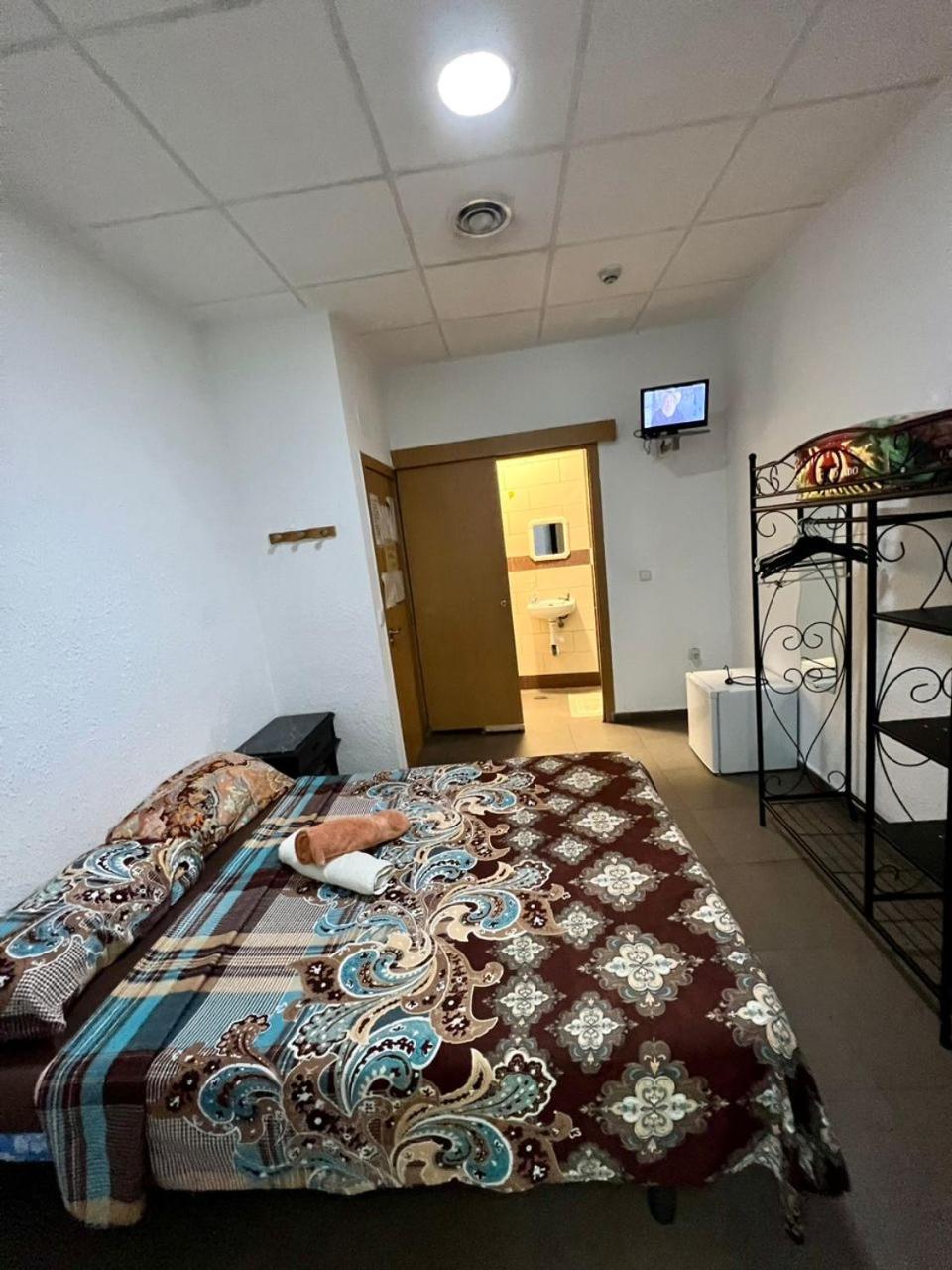 Hostal Milan Alicante Exterior photo A room at a love hotel in Tokyo