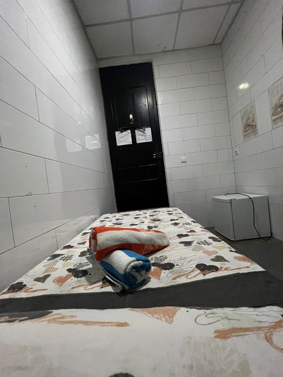 Hostal Milan Alicante Exterior photo A cell in the prison