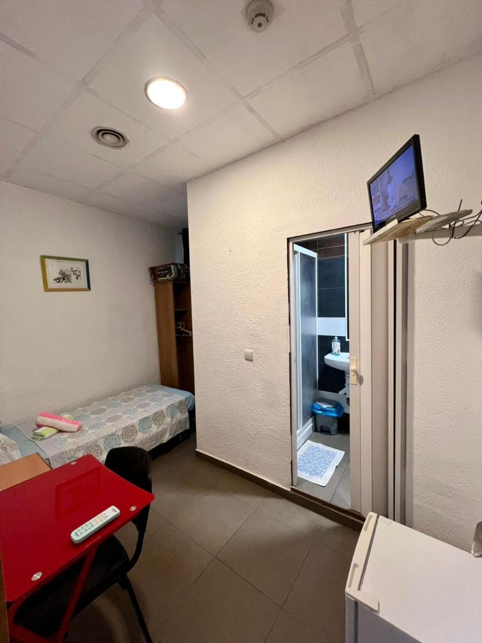 Hostal Milan Alicante Exterior photo A room in a capsule hotel in Tokyo