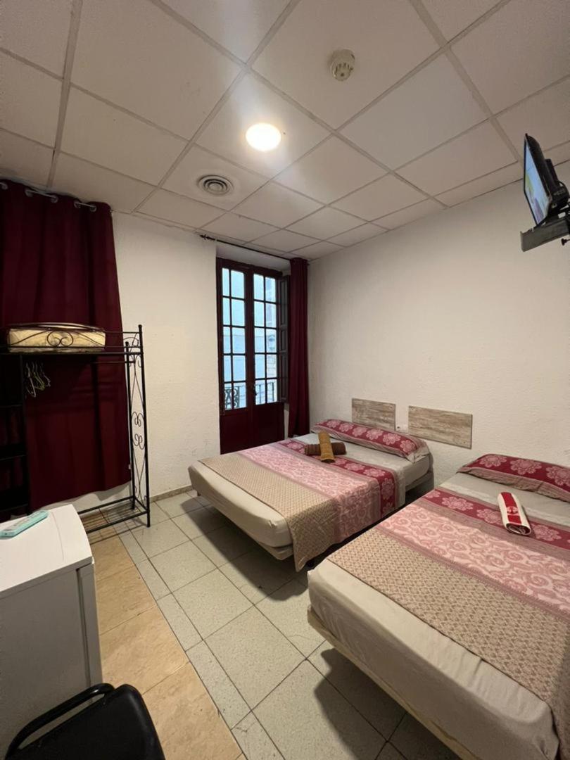 Hostal Milan Alicante Exterior photo A room at the hotel