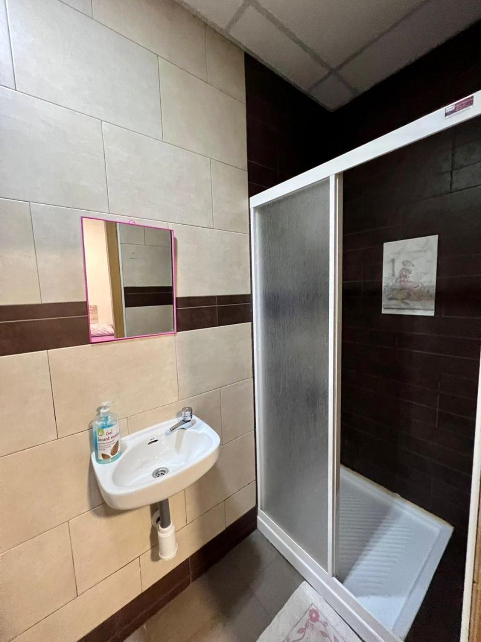 Hostal Milan Alicante Exterior photo A shower cubicle