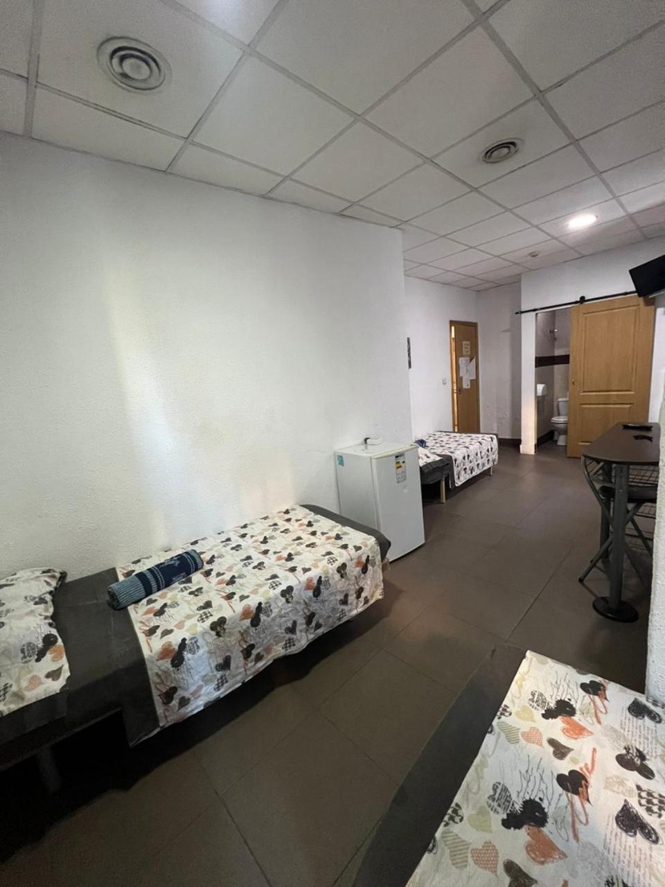 Hostal Milan Alicante Exterior photo A room at the shelter