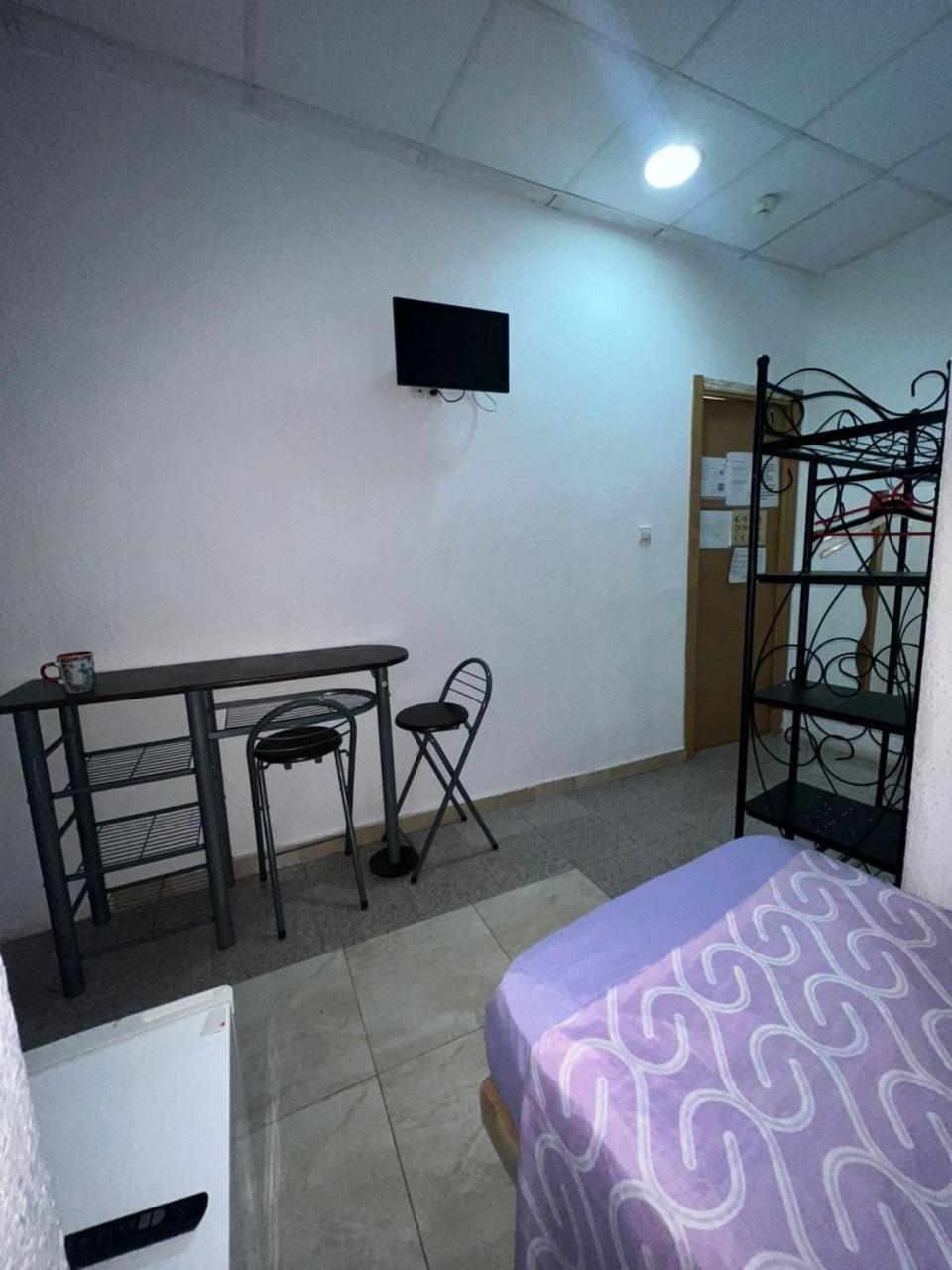 Hostal Milan Alicante Exterior photo A room at the hostel