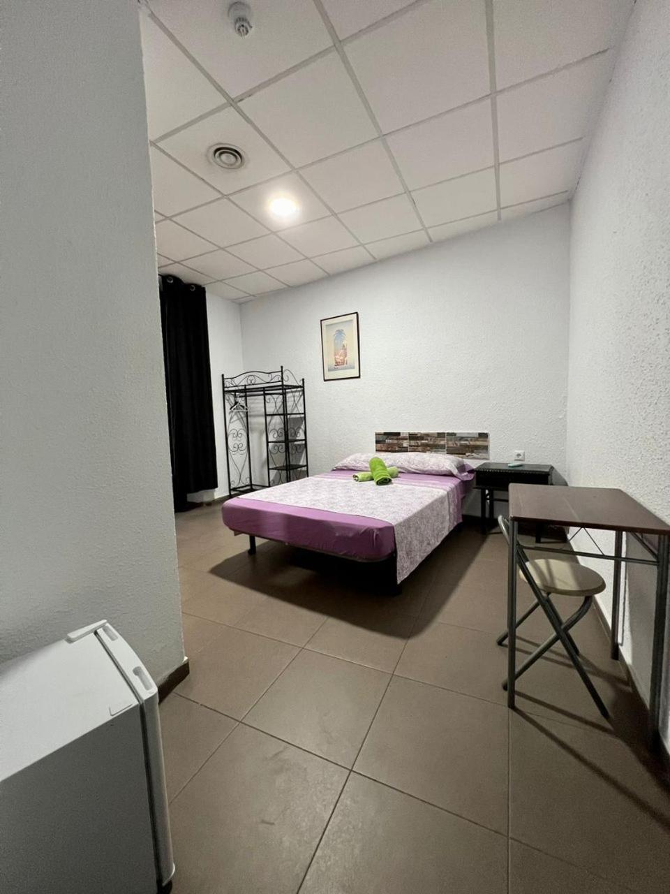 Hostal Milan Alicante Exterior photo A room in a youth hostel