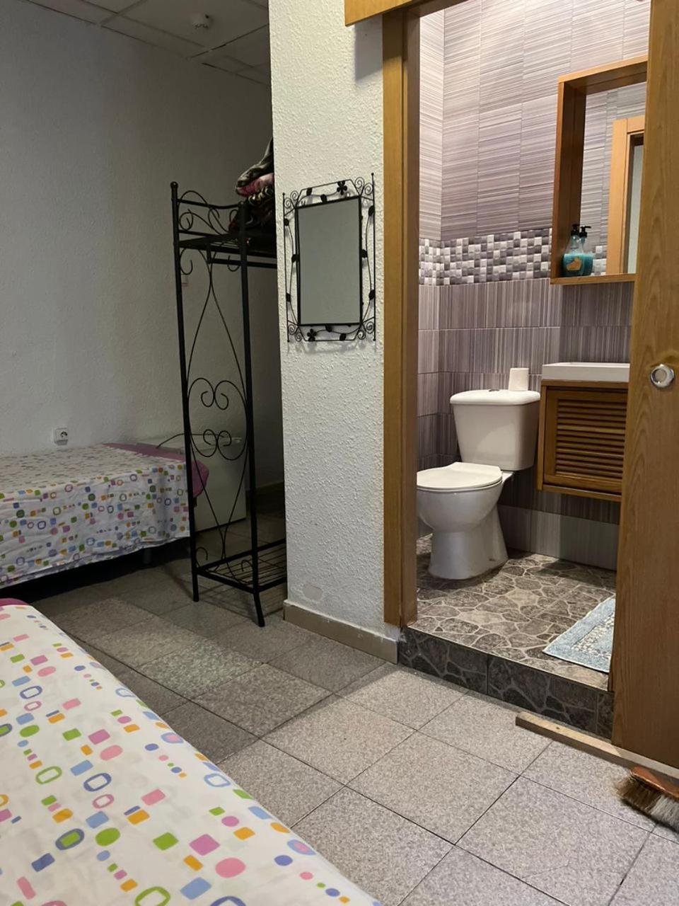Hostal Milan Alicante Exterior photo A bathroom in a hostel