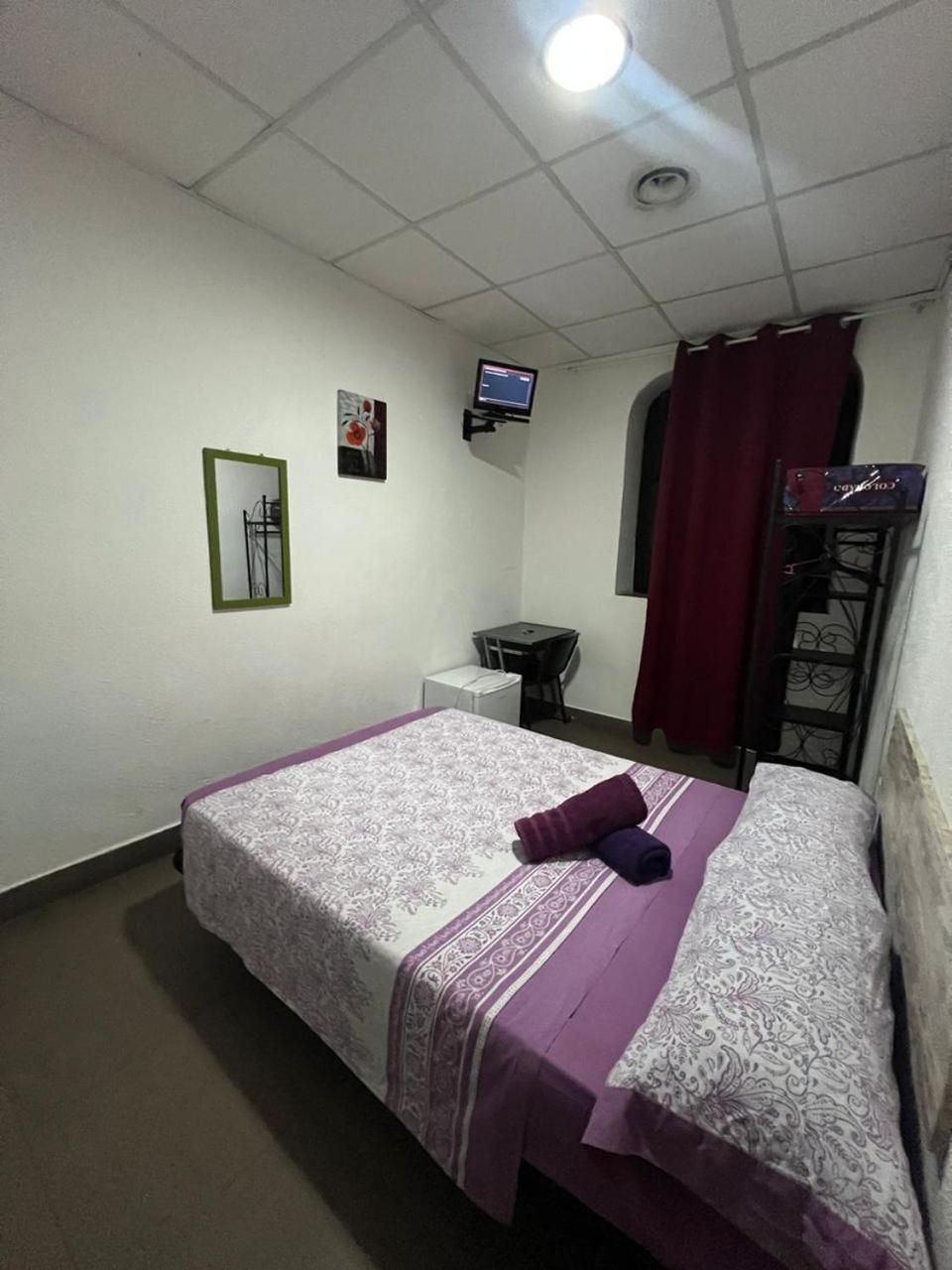 Hostal Milan Alicante Exterior photo A typical room in a love hotel